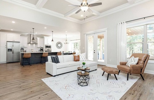 Kathleen House | AtHome+1 Stay | Luxe 3BR | Sleeps 10