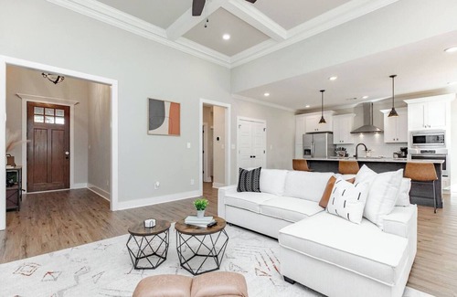 Kathleen House | AtHome+1 Stay | Luxe 3BR | Sleeps 10