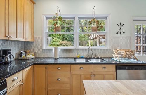Ormewood Park House | ATL Oasis: Fenced Yard, Gated Parking, 5 mins to dtown/20 mins to airport