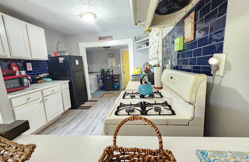 Atlanta House | Atlanta Bungalow Near Mercedes Benz with fenced backyard ideal for longterm stay