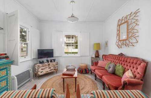 Currarong House | Atlantis retro beachside couples retreat