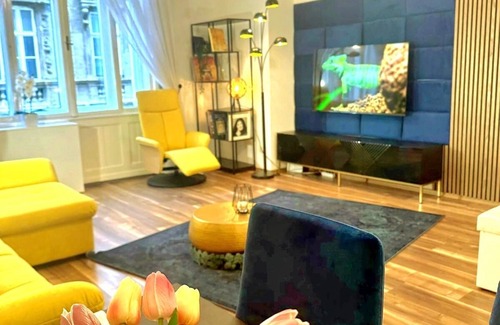 Erzsebetvaros Apartment | Atmosphere inspired by Klimt in the youthful center of the city.