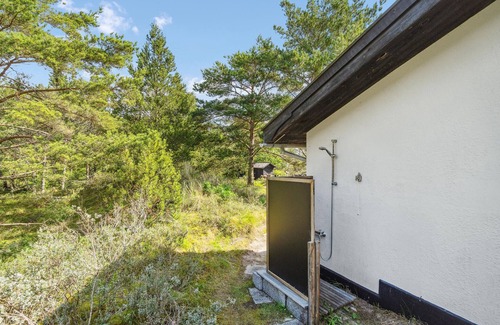 Hulsig House | Atmospheric, idyllic cottage close to the beach.