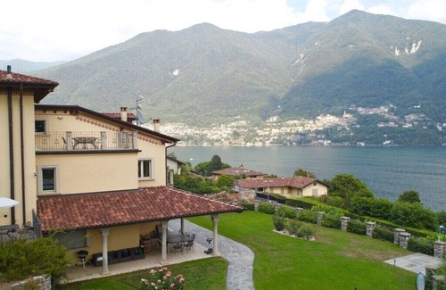 Laglio House | Attic with shared pool