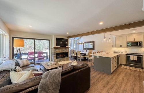 Bartlett House | Attitash Heights | Ski in/out Getaway with Pool