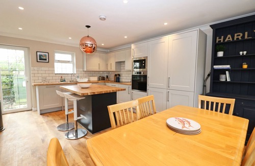 Harlyn Cottage | Attractive cottage two minute walk to the beach, dog friendly, parking