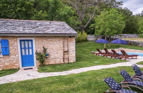 Pazin Cabin | Attractive villa with pool and fenced garden - Privacy Guaranteed