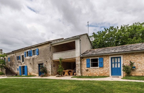 Pazin Cabin | Attractive villa with pool and fenced garden - Privacy Guaranteed