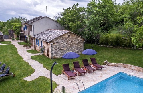 Pazin Cabin | Attractive villa with pool and fenced garden - Privacy Guaranteed
