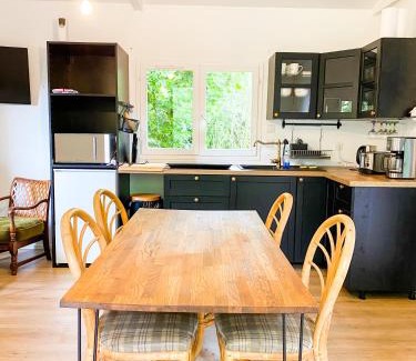 Plesidy Ski Chalet | Atypique Chalet la rivière sous votre fenêtre