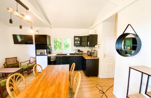 Plesidy Ski Chalet | Atypique Chalet la rivière sous votre fenêtre