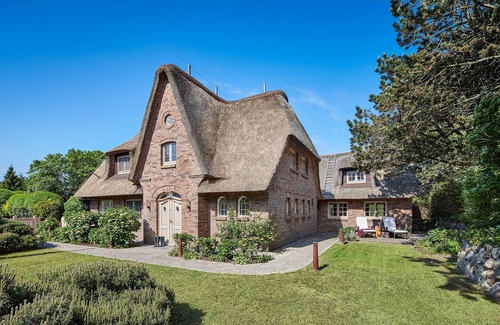 Wenningstedt-Braderup House | Außergewöhnliche Reetdachvilla am Ortsrand von Braderup