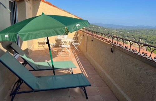 Seillans Apartment | Au cœur de Seillans, charmant logement, grande terrasse et panorama
