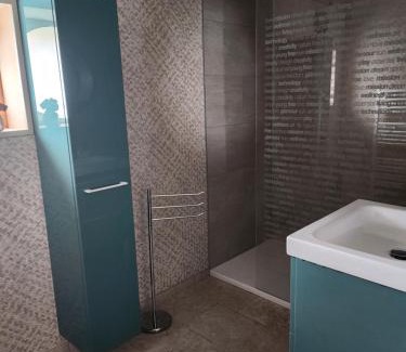 Gosnay Apartment | AU TEMPS JADIS - Gîte Atypique dans une ancienne Etable Cour privée