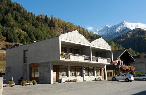 Bourg-Saint-Pierre Hotel | Auberge des Charmettes