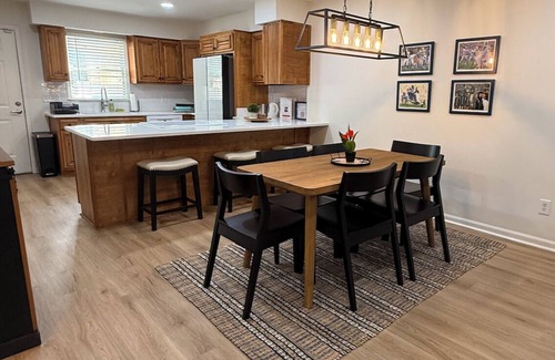 Auburn House | Aubie's Hangout - A BoutiqueTownhouse - Walk to Downtown & Campus!