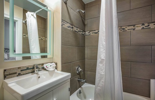 Oak Harbor Hotel | Auld Holland Inn