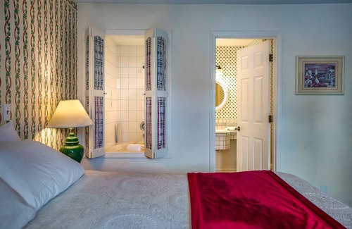 Oak Harbor Hotel | Auld Holland Inn