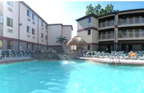 Put-in-Bay House | Aunt Jane's #1 Downtown Put in Bay up to 12 guests