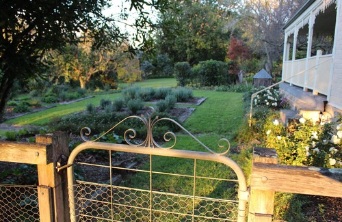 Kangaroo Valley Cottage | Auntie Eileen's Cottage -A gentle farm experience just a stroll from the village