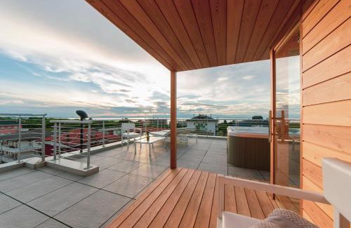 Lignano Sabbiadoro Apartment | Aurea Attico con Jacuzzi e vista mare Lignano