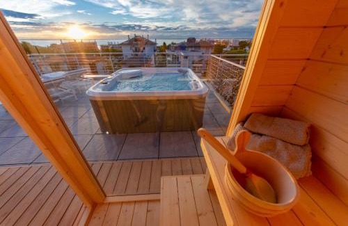 Lignano Sabbiadoro Apartment | Aurea Attico con Jacuzzi e vista mare Lignano