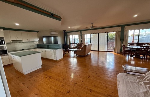 Minlacowie House | Aurora - Close to beach! Off Peak Special available!