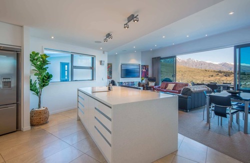 Queenstown Villa | Aurora Lodge – Hot Tub, Fireplace & Lake Views