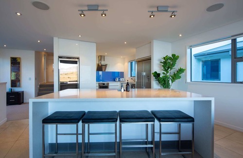 Queenstown Villa | Aurora Lodge – Hot Tub, Fireplace & Lake Views