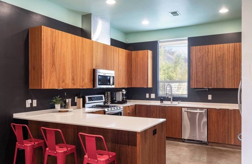 East Cesar Chavez House | Austin 5BR Clubhouse 6 min walk to Rainey Street