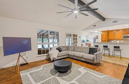 Franklin Park House | Austin Escape w/Pool, Hot Tub & Game Room – DT ,Bars, South Congress, Airport !