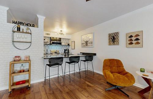 Riverside Apartment | Austin Lakeside Getaway