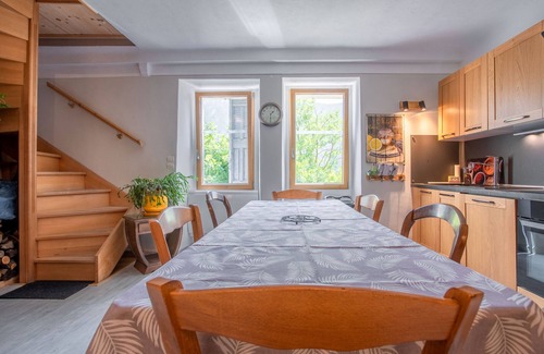 Valderoure Apartment | 'Authentic and Comfortable' Apartment with Shared Garden