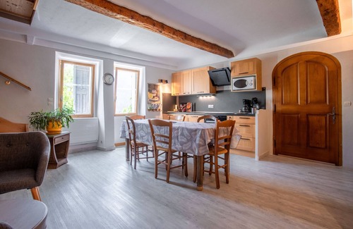 Valderoure Apartment | 'Authentic and Comfortable' Apartment with Shared Garden