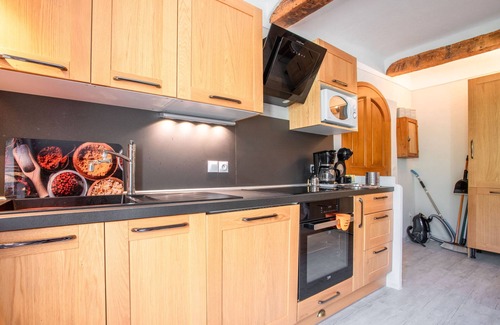 Valderoure Apartment | 'Authentic and Comfortable' Apartment with Shared Garden