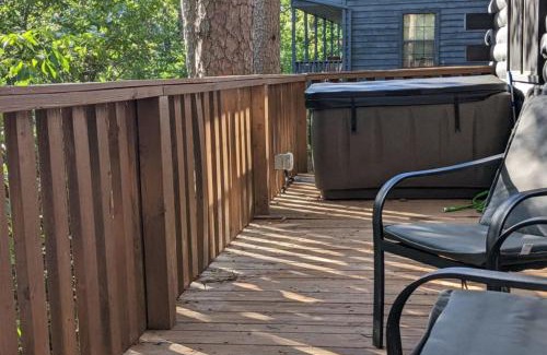 Eureka Springs House | Authentic Log Cabin with Full Kitchen, Fireplace a