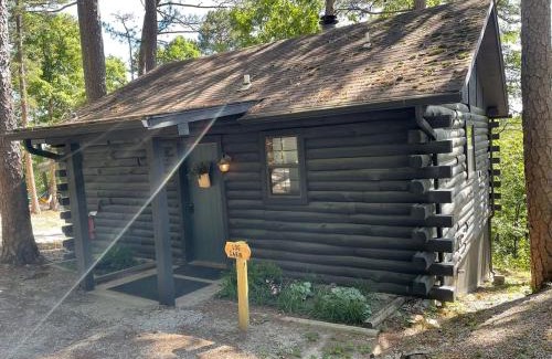 Eureka Springs House | Authentic Log Cabin with Full Kitchen, Fireplace a