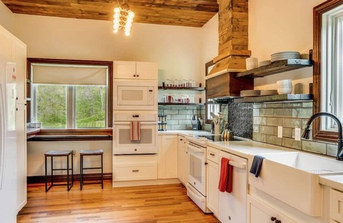 Ravenna House | Authentic Restored Barn- Cuyahoga Nat'l Pk-30min, Pickleball, Basketball, Swimming, Fishing