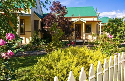 Bright Cottage | AUTUMN ABODE COTTAGES - TWO: Bright