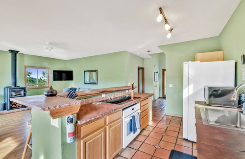 Nederland Cabin | Autumn adventures await~fire pit~AC~Ev charger~cornhole~foosball~woodstove