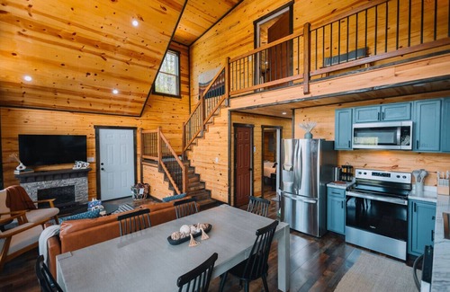 Campton Cabin | Autumn Colors | Family Cabin | Hot Tub | Kid Games