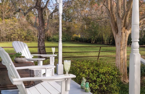 Rayne Cottage | Autumn Cottage: Sunlit Private Cottage in Cajun Country with Lake Views & Porch