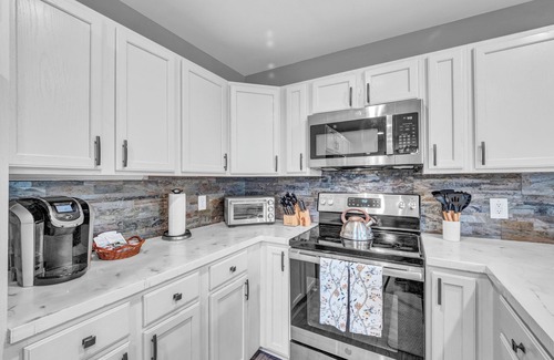 Sugar Mountain House | Autumn Escape/Stunning views Chalet w/Fireplace/walk to trails and slopes