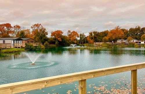 Malton House | Autumn Lakefront Retreat - Free Fishing