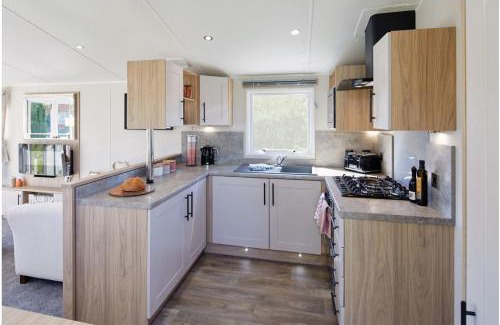 Malton House | Autumn Lakefront Retreat - Free Fishing
