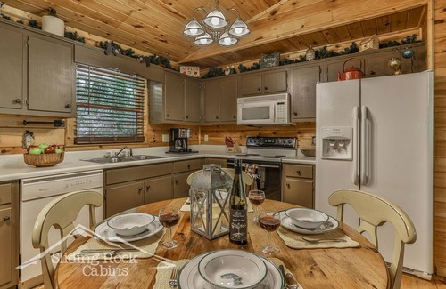 Ellijay Cabin | Autumn's Hollow : one story, easy access, 2/2, HOT TUB, pet friendly, lake,