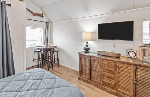 Oil City House | Available This Weekend, Kayaks & Across From Caddo