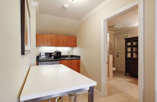 Russian Hill Apartment | AVAILABLE TODAY! SPECIAL FALL PRICING: 50+ FIVE STAR REVIEWS!