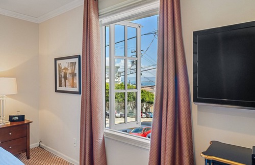Russian Hill Apartment | AVAILABLE TODAY! SPECIAL FALL PRICING: 50+ FIVE STAR REVIEWS!