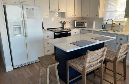 Avalon House | AVALON 3br in amazing location; walk to beach and town; pet friendly